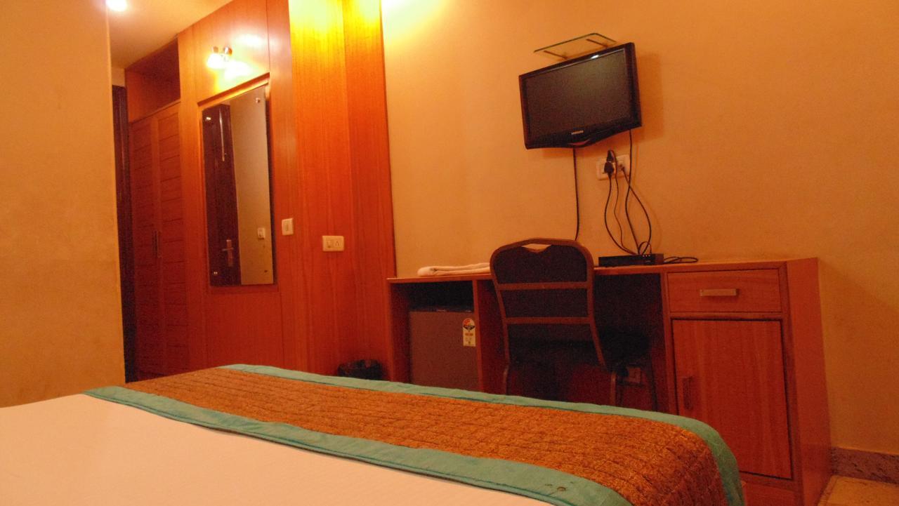 Hotel Maharaja Делхи Екстериор снимка